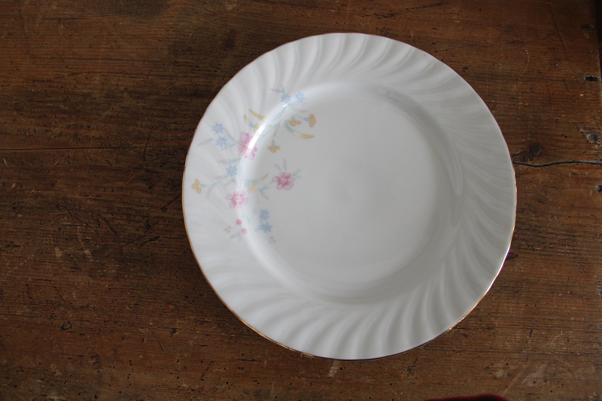 Assiette BK Veles - liseré or motif fleurs - D23.5cm