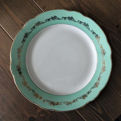 Assiette motifs or sur fond vert