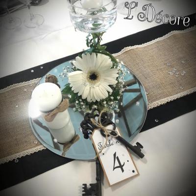 Marque table avec clefs anciennes