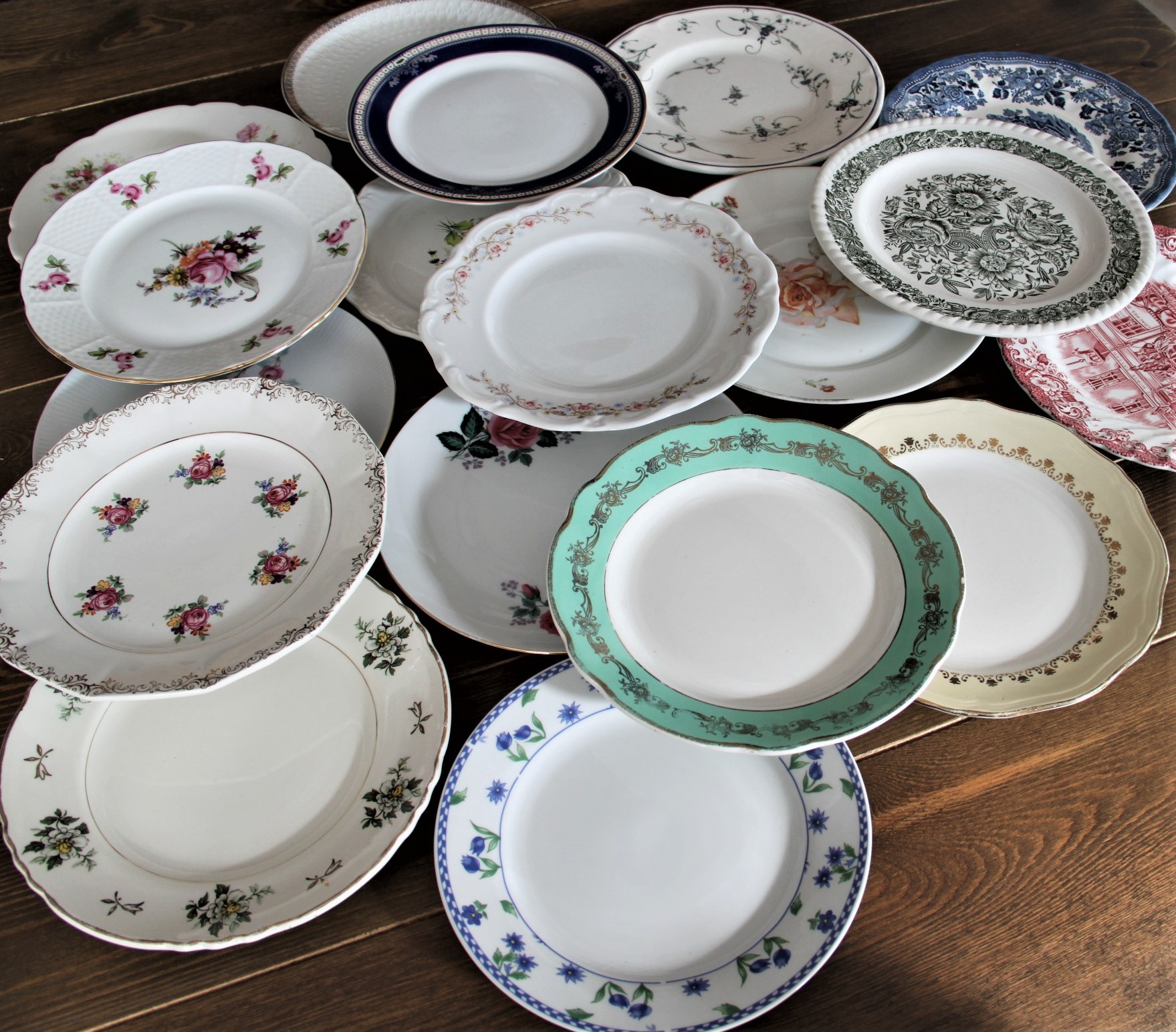 Petites assiettes dépareillées vintage