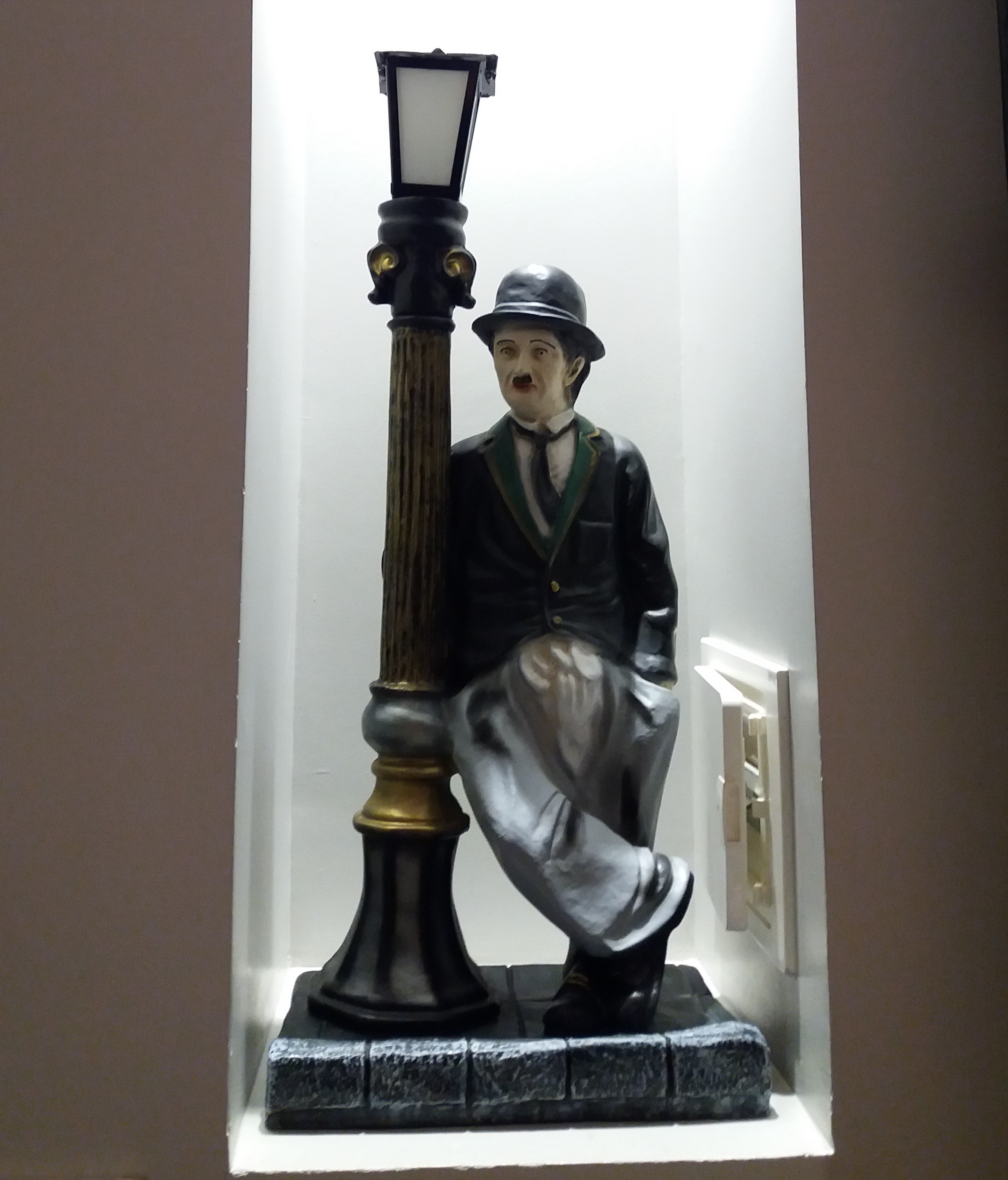 Statue figurine Charlie Chaplin - en résine Hauteur 80cm