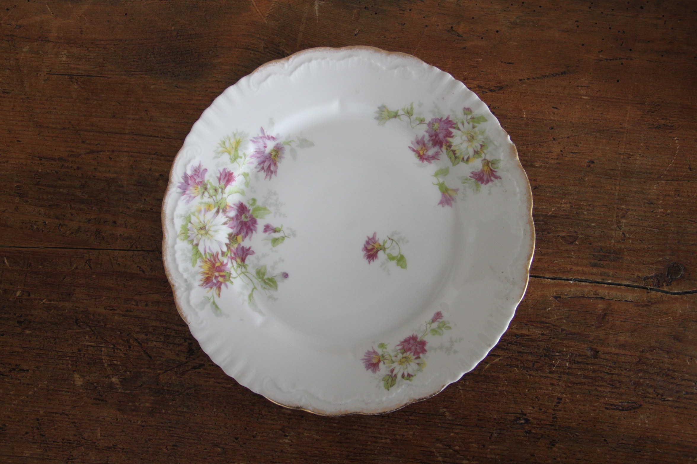 Assiette ancienne motif fleurs et liseré or - D22cm