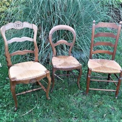 Chaises depareillees mariage vintage