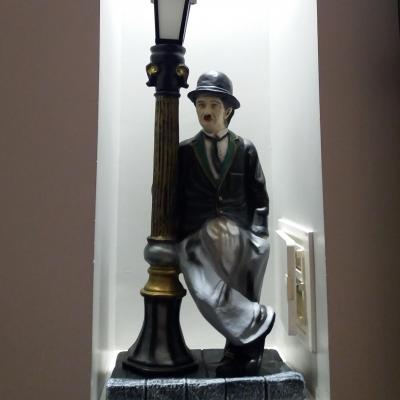 Statue figurine charlie chaplin location cinema dunkerque