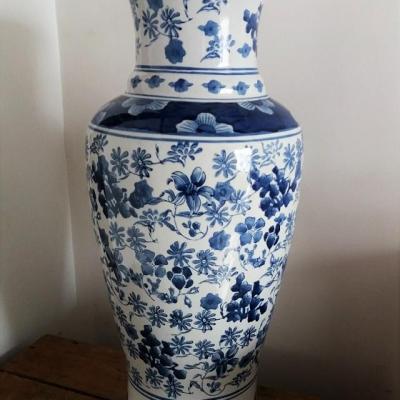 Vase motif fleur bleue